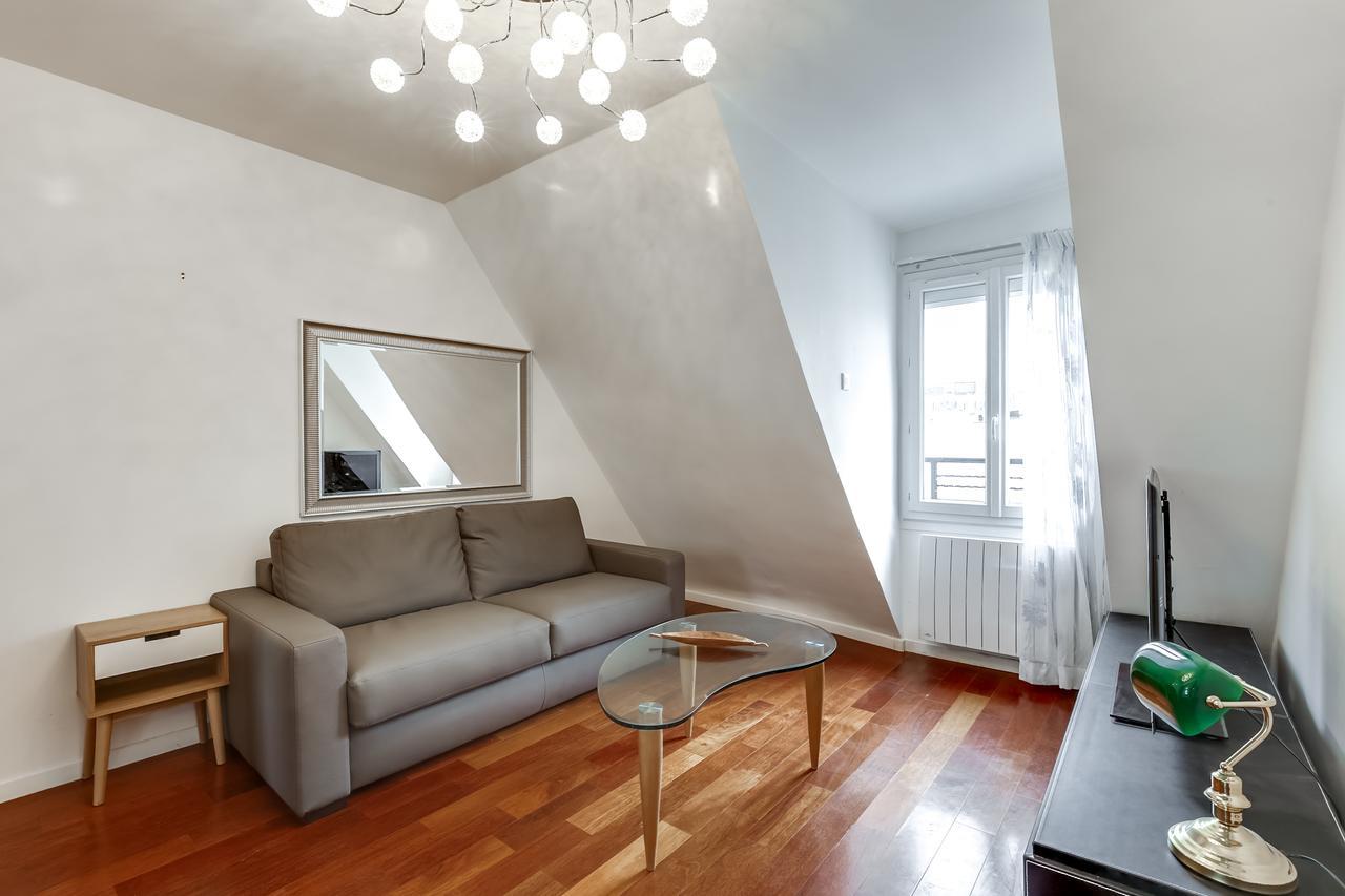 Private Apartment - Rue Cler - Eiffel Tower View Apartment