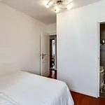 Private Apartment - Rue Cler - Eiffel Tower View