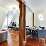 Private Apartment - Rue Cler - Eiffel Tower View
