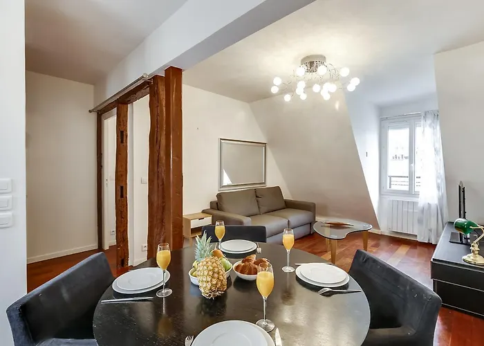 Private Apartment - Rue Cler - Eiffel Tower View