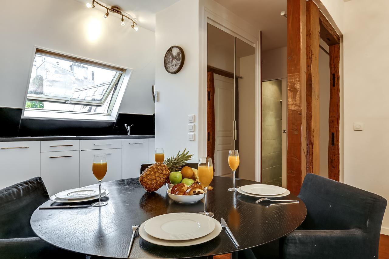 Private Apartment - Rue Cler - Eiffel Tower View Apartment