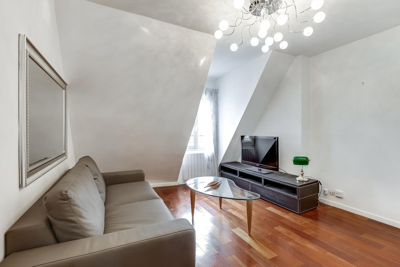 Private Apartment - Rue Cler - Eiffel Tower View Apartment